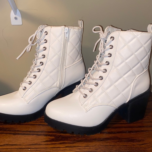 White tied heeled boots - Picture 2 of 4